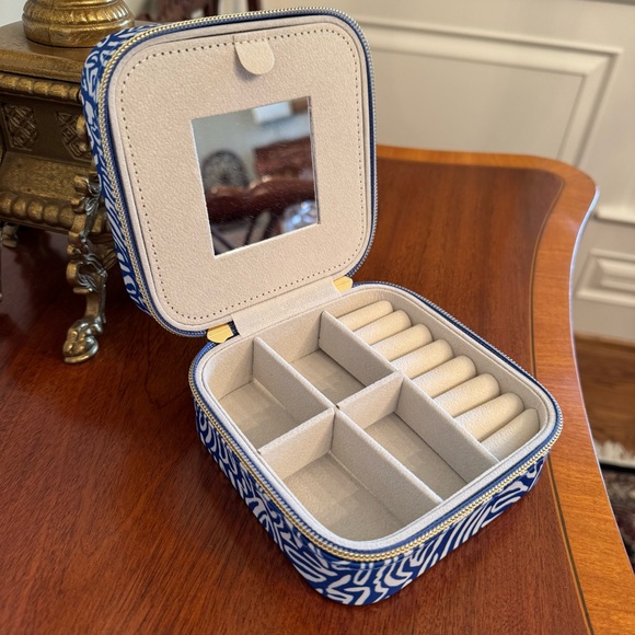 Lilly Pulitzer Quilted Travel Jewelry Case – Martinique Blue Zee Bebe – New - Picture 5 of 13